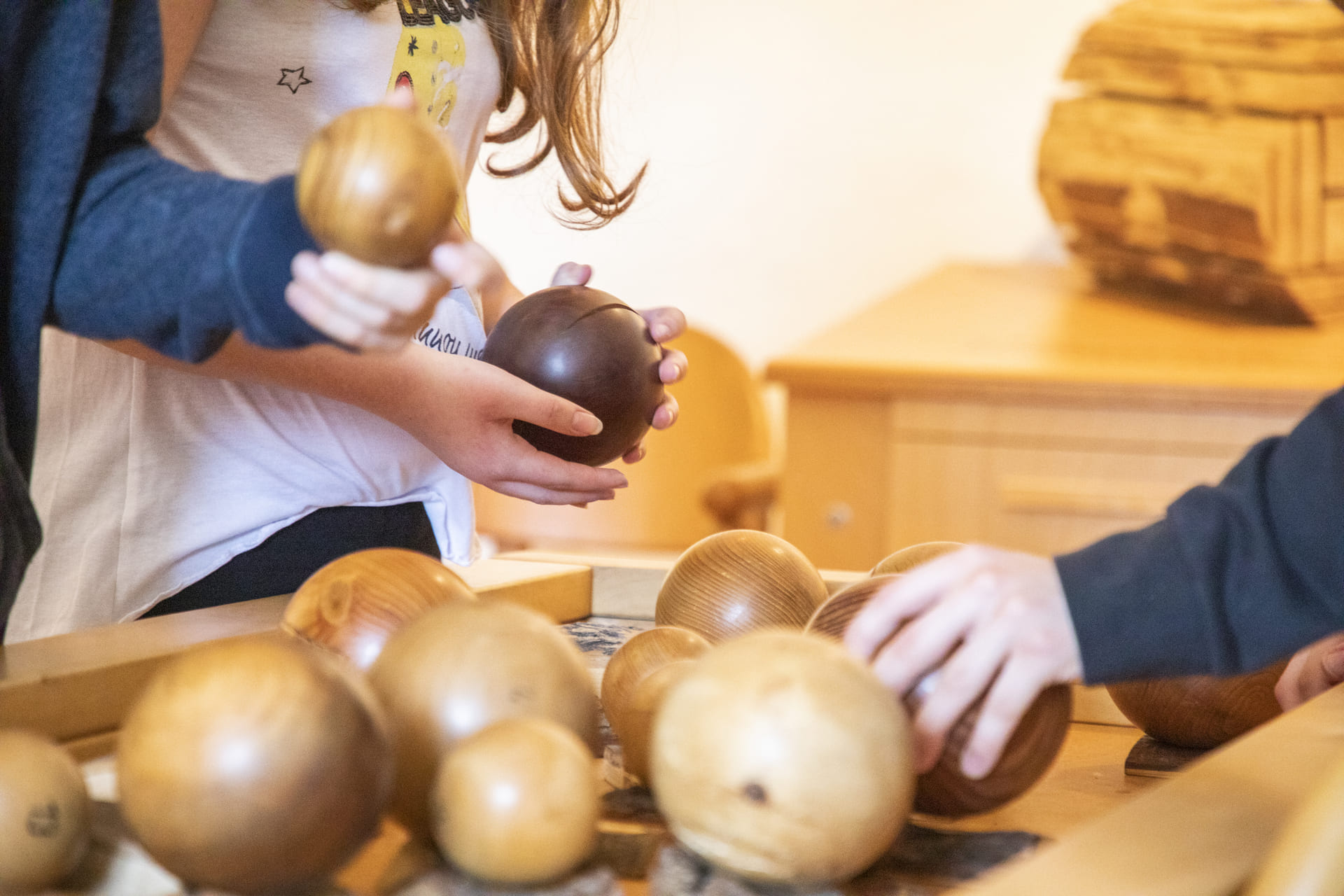 Kinder sortieren verschiedene Holzkugeln im Naturpark-Zentrum