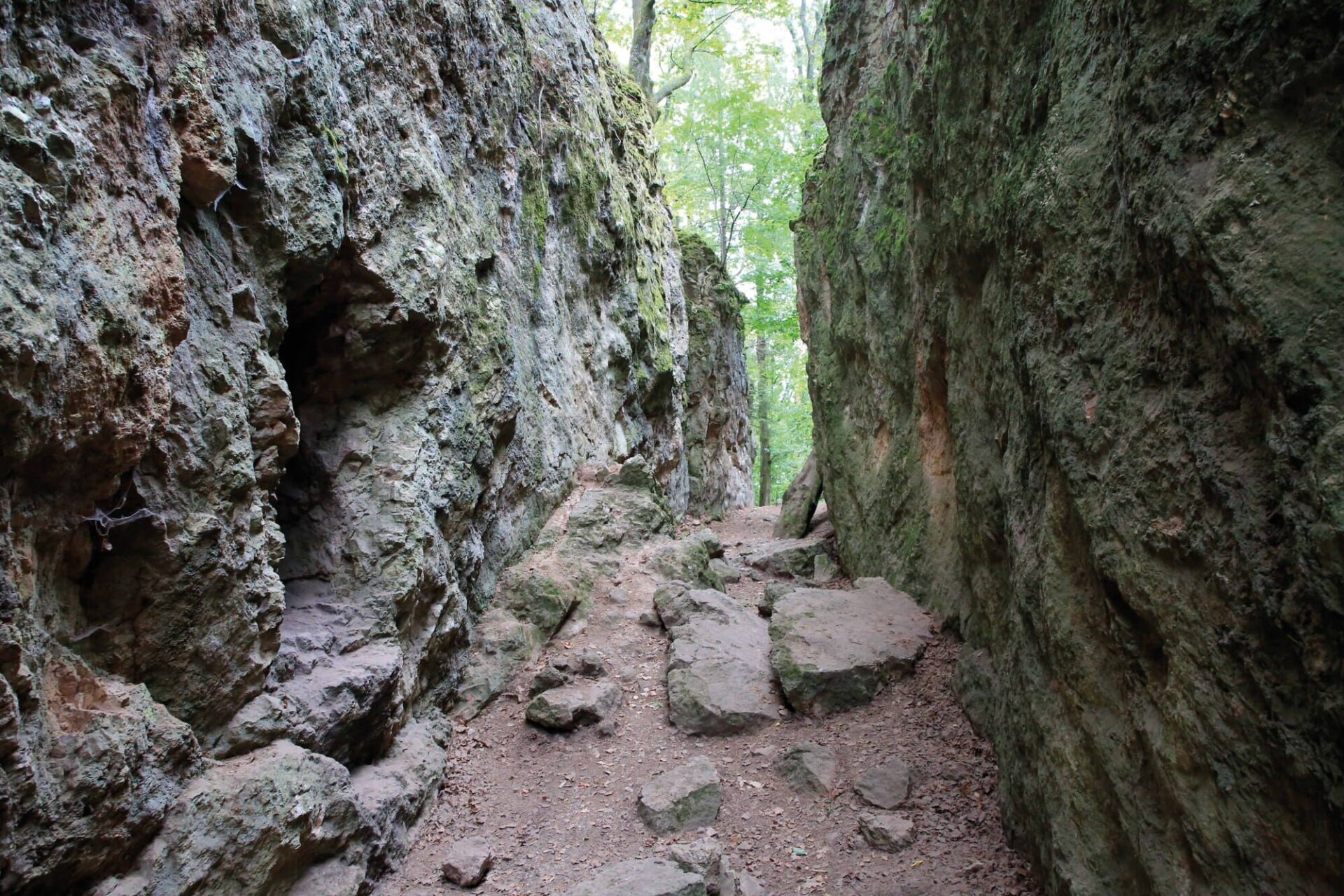 Weg durch Felswand