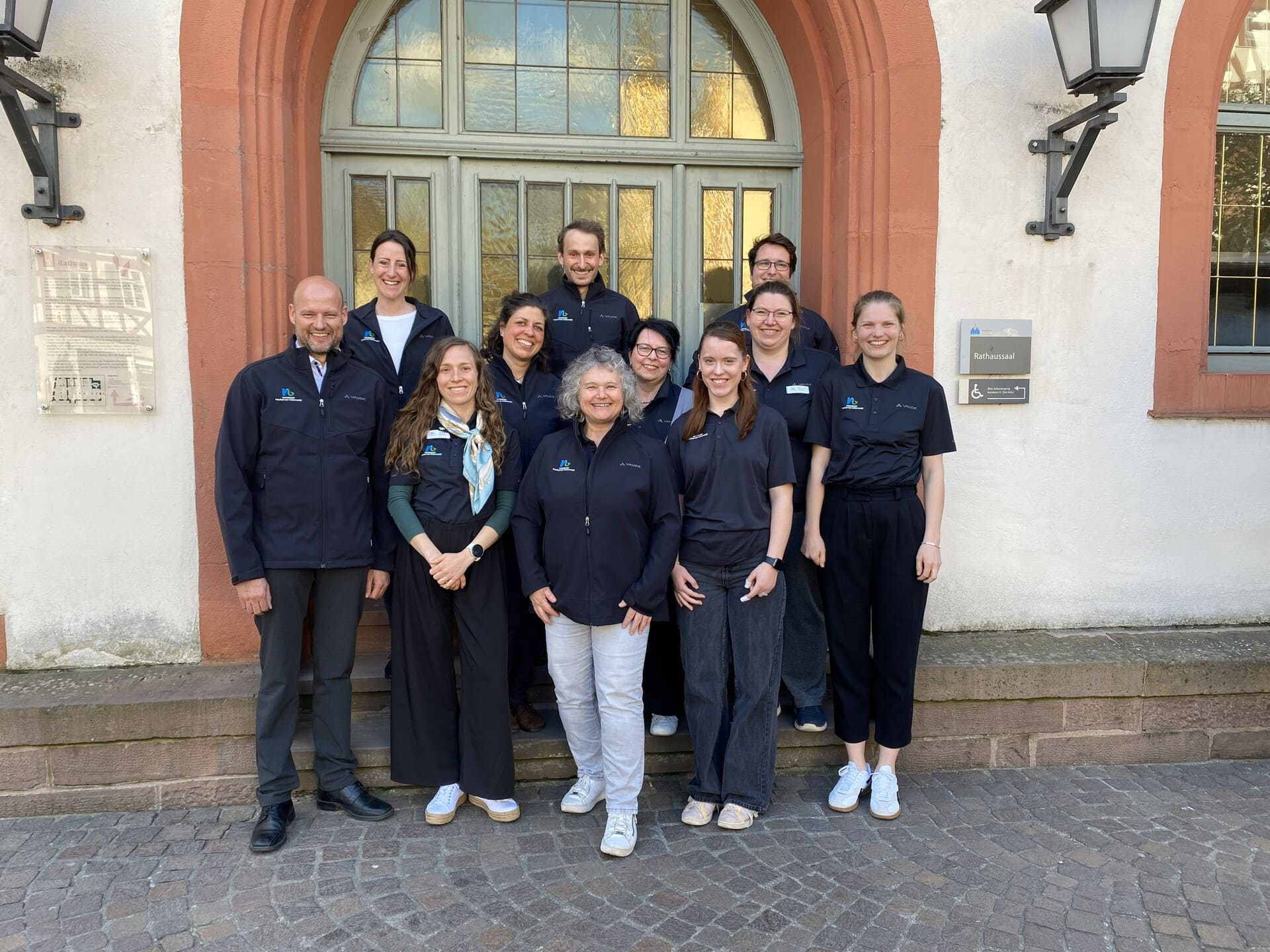 Das Team der Geschäftsstelle vor dem Rathaus in Mosbach im April 2025