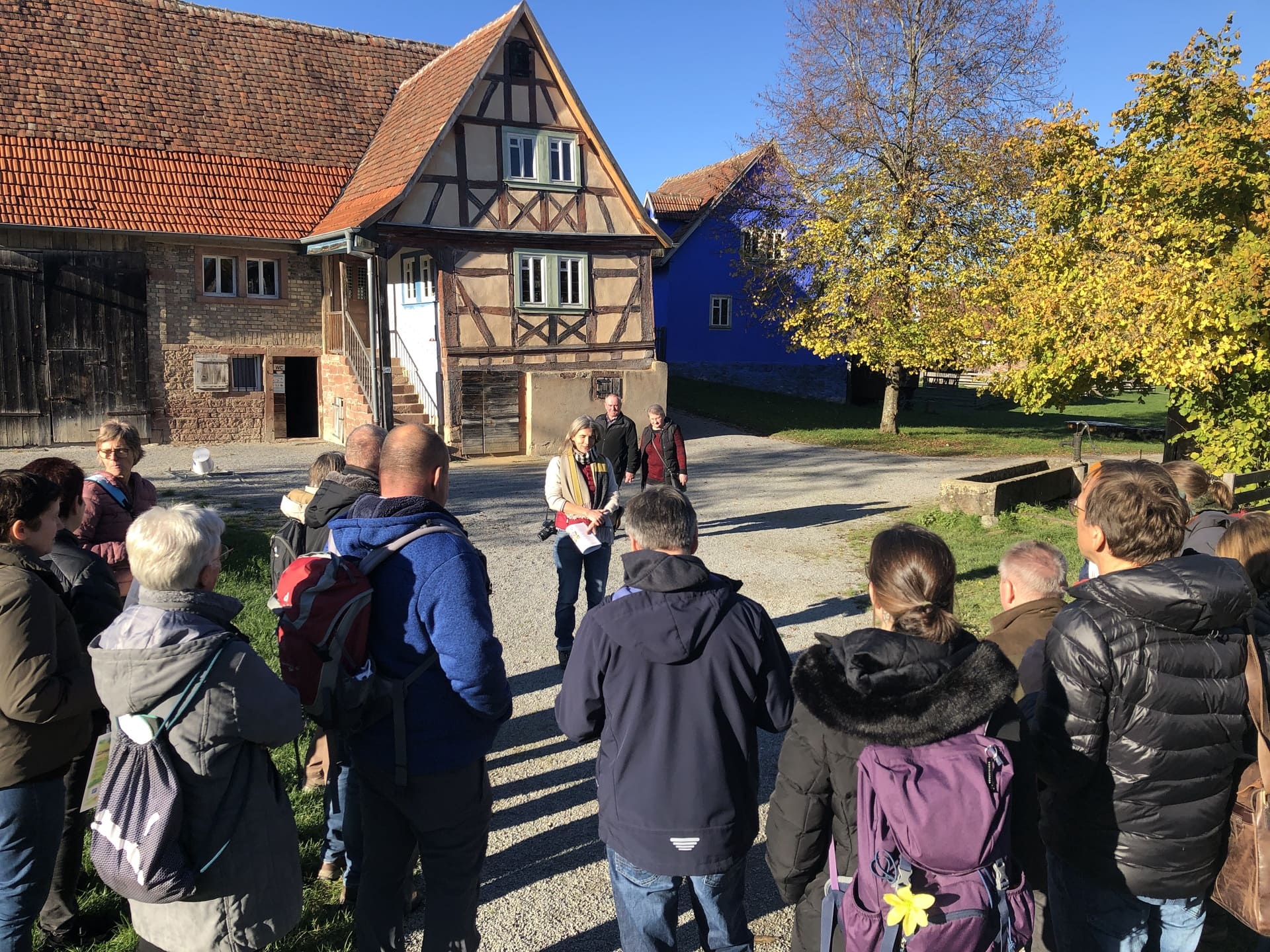 Gruppe mit Naturpark Guide im Odenwälder Freilandmuseum
