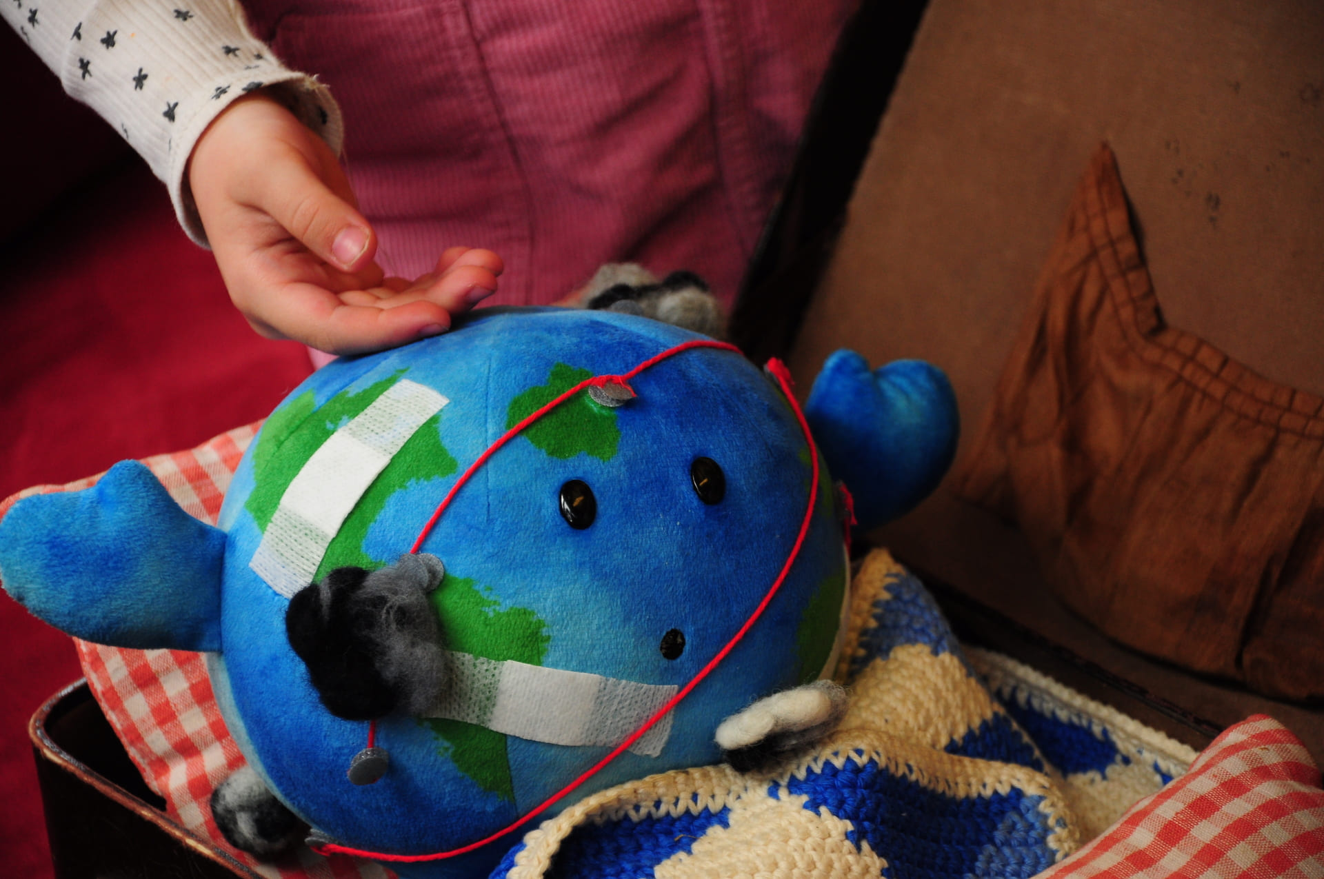 Die Erde ist krank und wird von Kindern gesund gepflegt