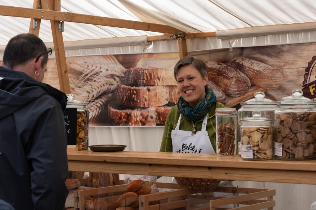 Stand der Bäckerei Fritzebeck mit Kundschaft im Vordergrund