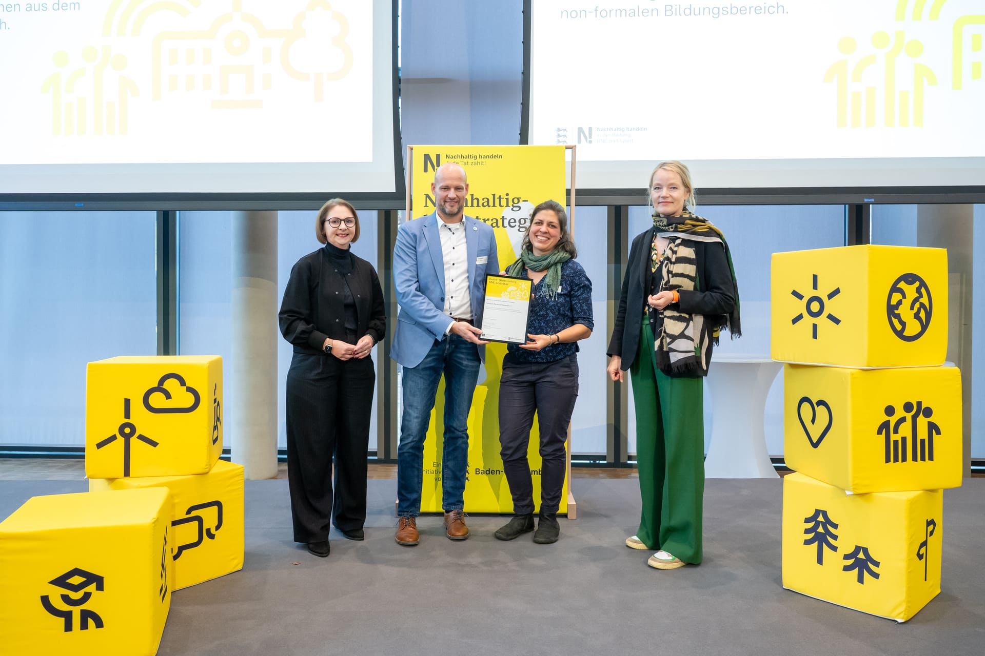 Umweltministerin Thekla Walker MdL und Staatssekretärin im Kultusministerium Sandra Boser überreichen Paul Siemes und Kerstin Pohl das BNE-Zertifikat
