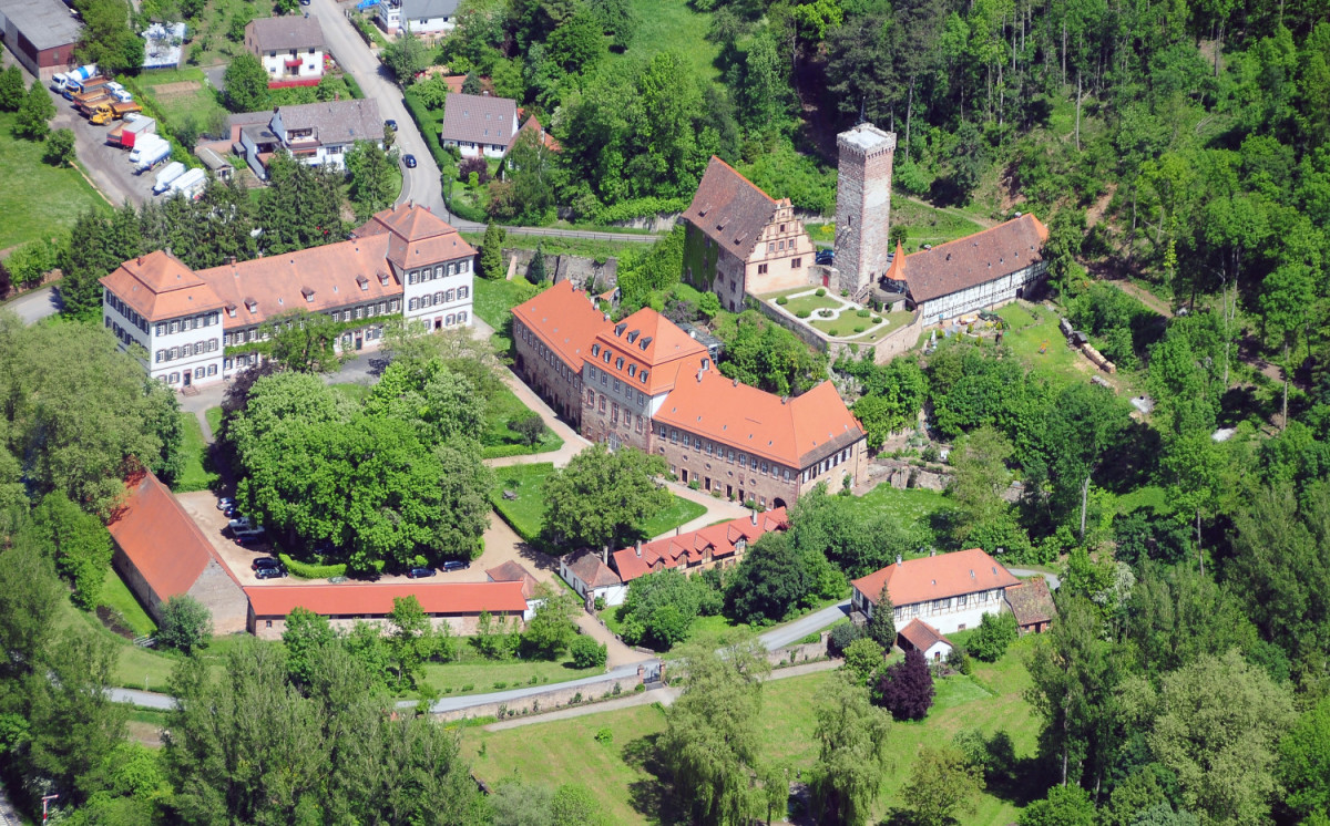 Schloss-Ensemble Schloss Bödigheim von oben