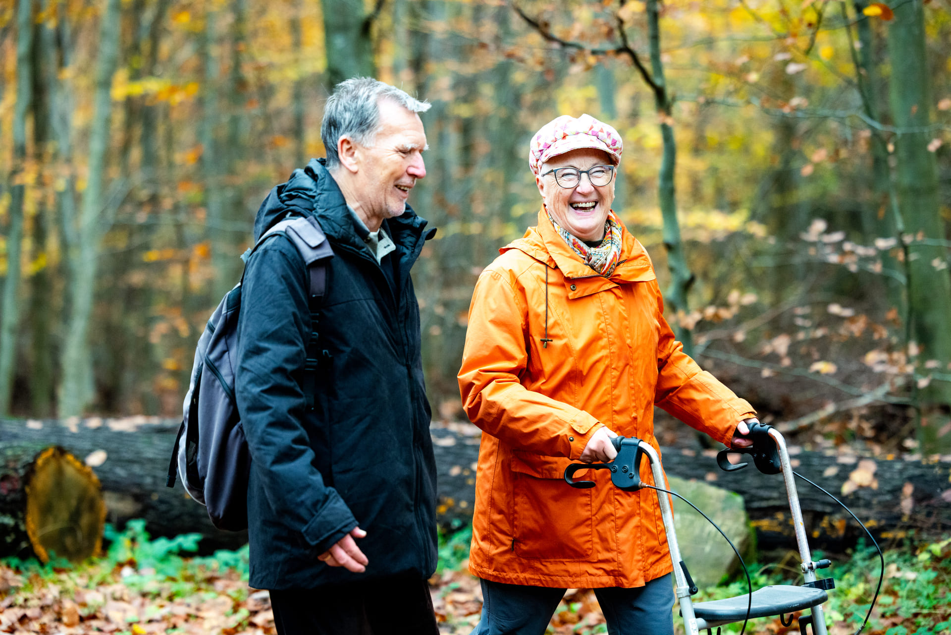 Zwei Senioren (eine mit Rollator) sind auf einem Komfortwanderweg im Naturpark unterwegs