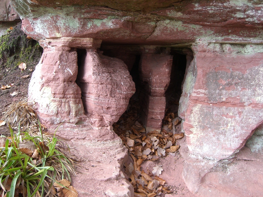 Buntsandsteinfelsen mit Höhlen