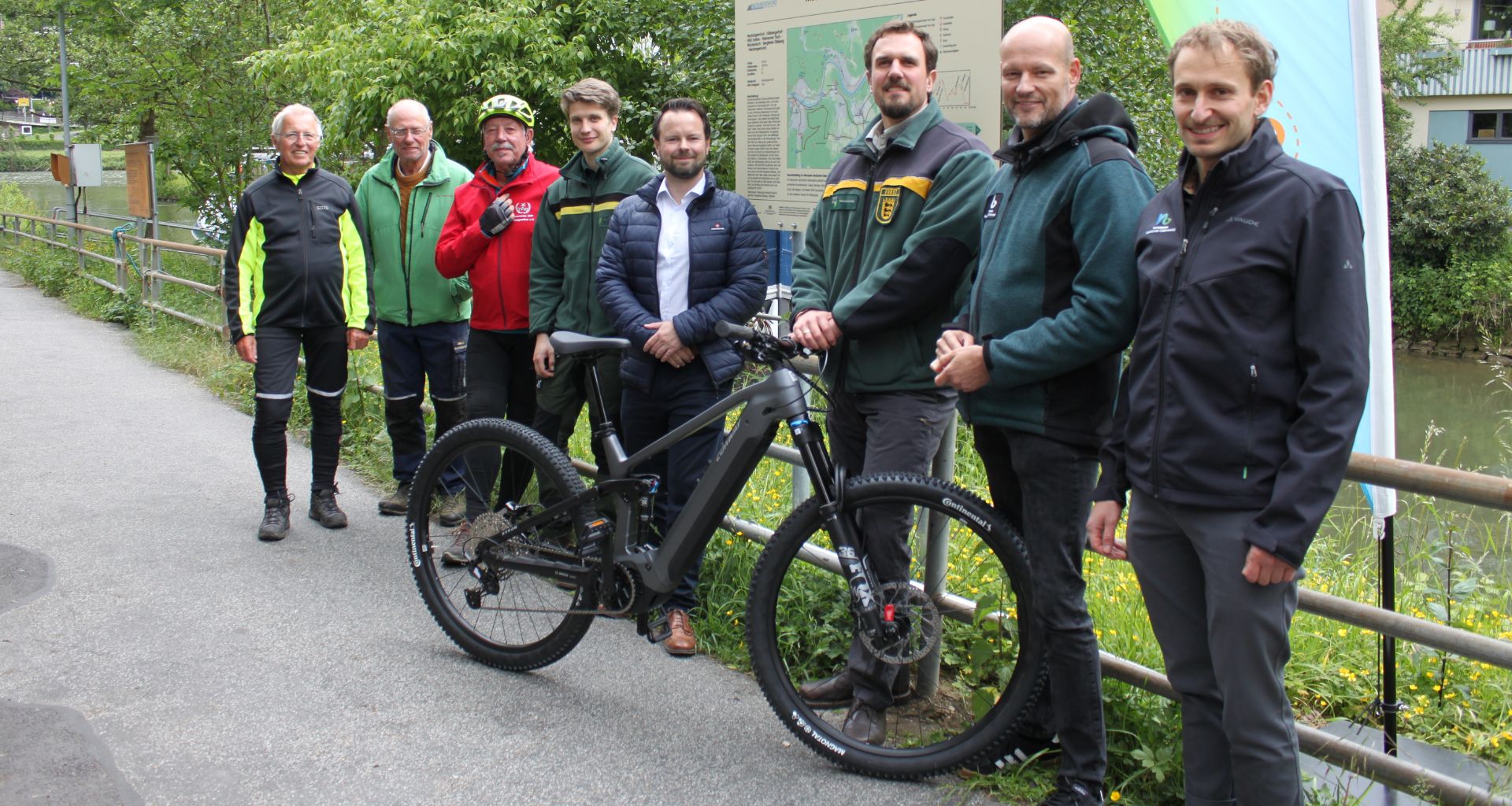 Gruppenbild von Otto Stölzle TV Kleingemünd, Rudi Mayer Gründer Rudis Radladen, Wilhelm Höfer TV Kleingemünd, Forstrevierleiter Christoph Kappes, Bürgermeister Jan Peter Seidel, Leitung Forstbezirk Odenwald Dr. Mathias Steckel, Naturpark Geschäftsführer Paul Siemes und Naturpark-Projektleiter Raffael Manzl