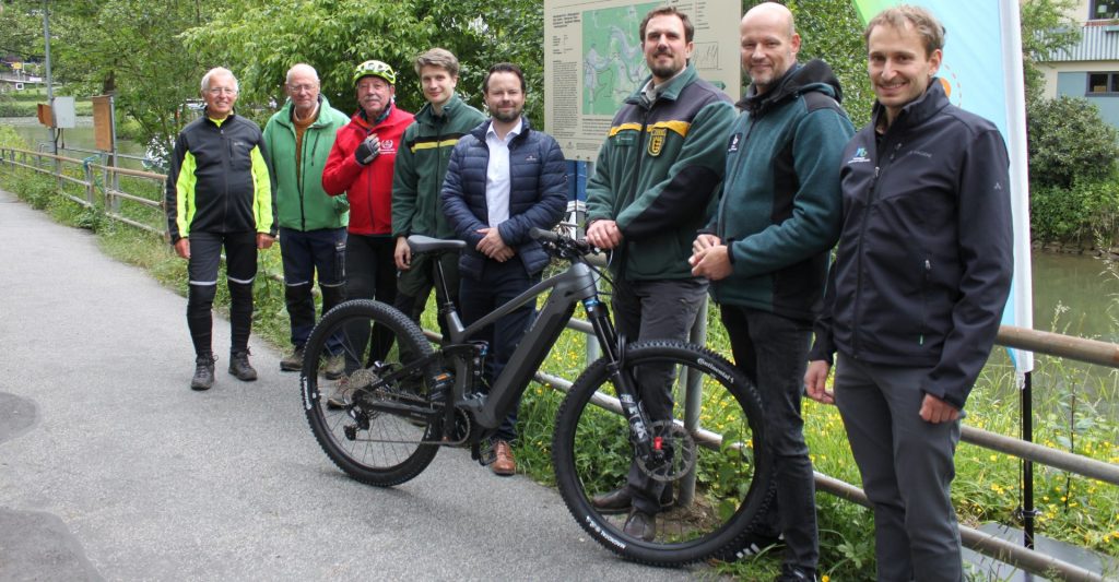 Gruppenbild von Otto Stölzle TV Kleingemünd, Rudi Mayer Gründer Rudis Radladen, Wilhelm Höfer TV Kleingemünd, Forstrevierleiter Christoph Kappes, Bürgermeister Jan Peter Seidel, Leitung Forstbezirk Odenwald Dr. Mathias Steckel, Naturpark Geschäftsführer Paul Siemes und Naturpark-Projektleiter Raffael Manzl