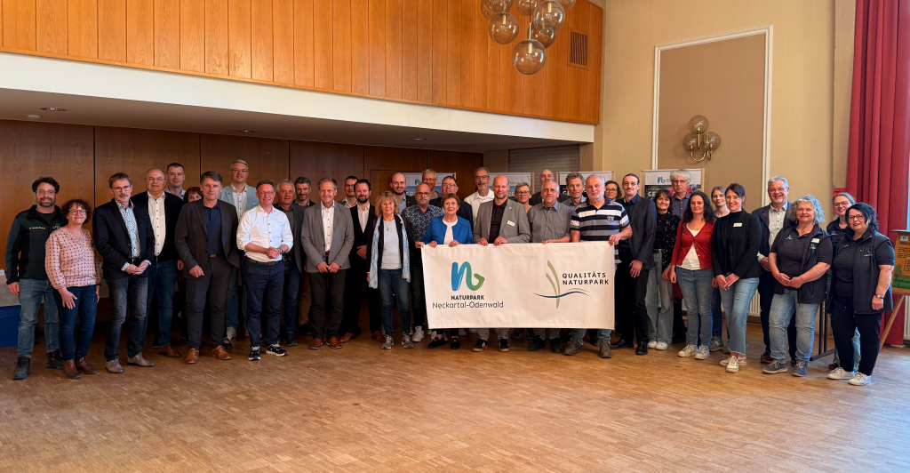 Gruppenfoto: Vertreter der Mitgliedskommunen, -vereine und -verbände aus der Region.