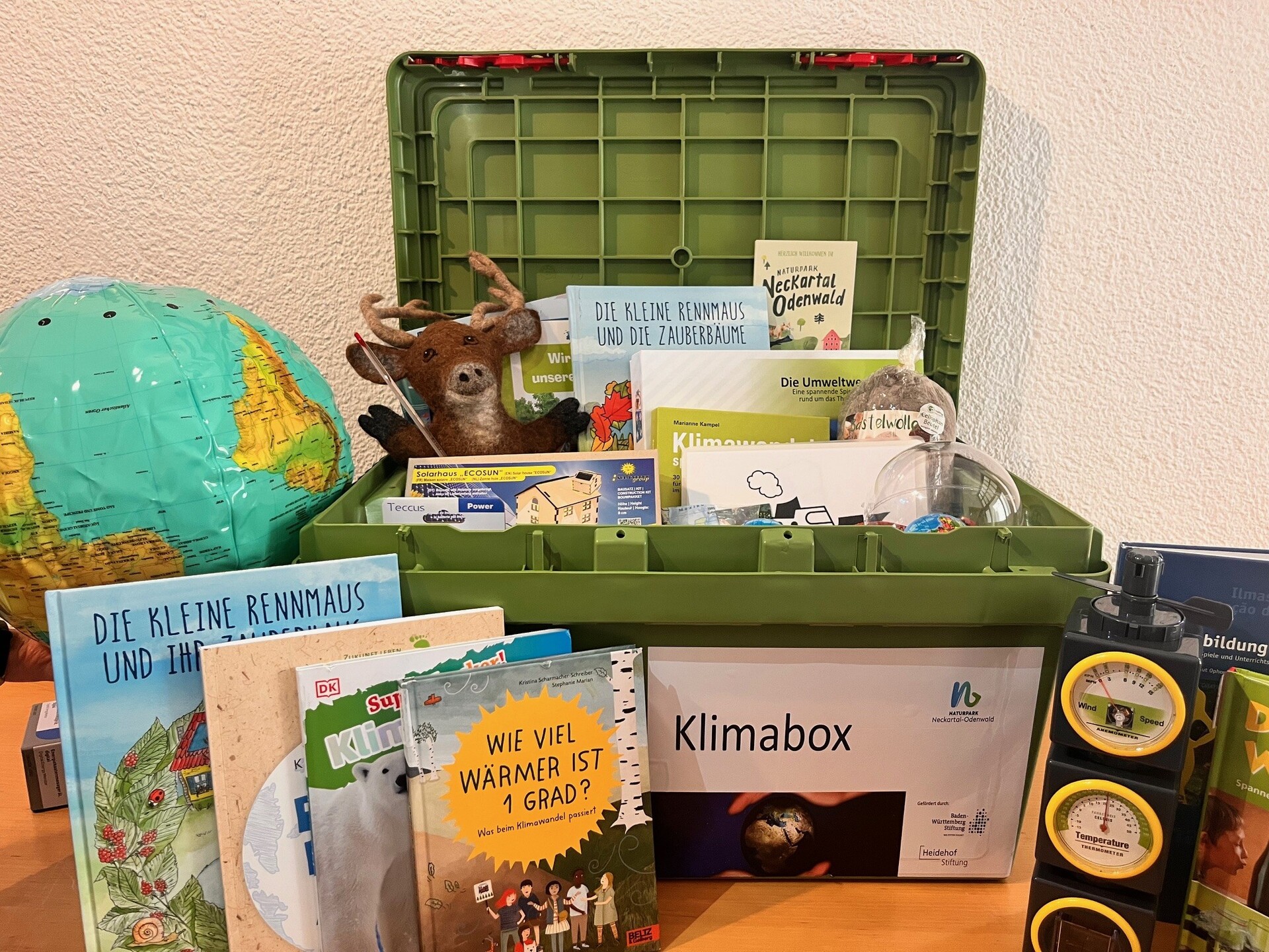 Blick in unsere Klimabox mit Büchern, Thermometern, Noki und ganz vielen anderen Materialien