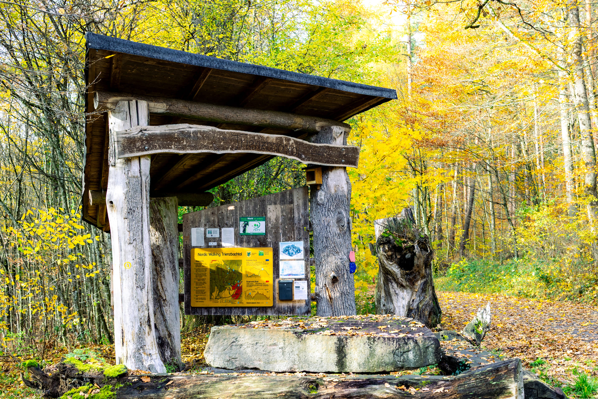 Eingang Rundweg Trienzbachtal mit Unterstand und Naturpark-Tafel