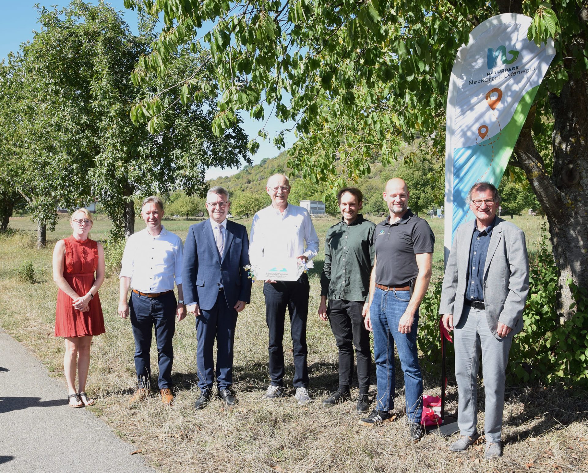 Einweihung Komfort-Wanderweg und Übergabe der Plakette durch den Verband Region Rhein-Neckar. Das Foto zeigt v.l.n.r.: Leiterin Touristinfo Mosbach Angela Kastner, Oberbürgermeister Mosbach Julian Stipp, Landrat Neckar-Odenwald-Kreis Dr. Achim Brötel, Verband Region Rhein-Neckar Dr. Claus Peinemann, Projektleiter Naturpark Raffael Manzl, Geschäftsführer Naturpark Paul Siemes und Bürgermeister Neckarzimmern Christian Stuber