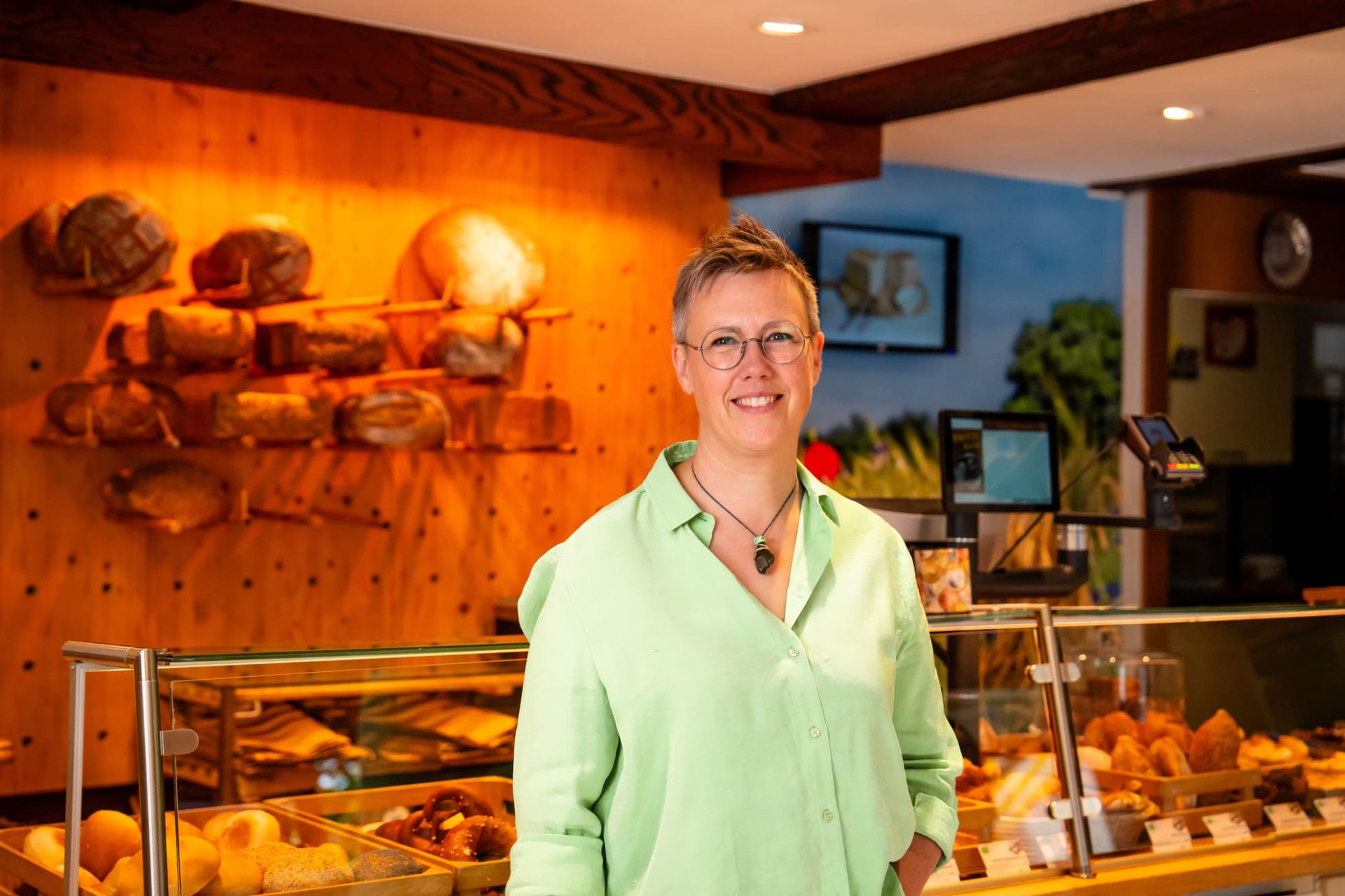 Selma von der Bio-Bäckerei Fritzebeck im Verkaufsraum