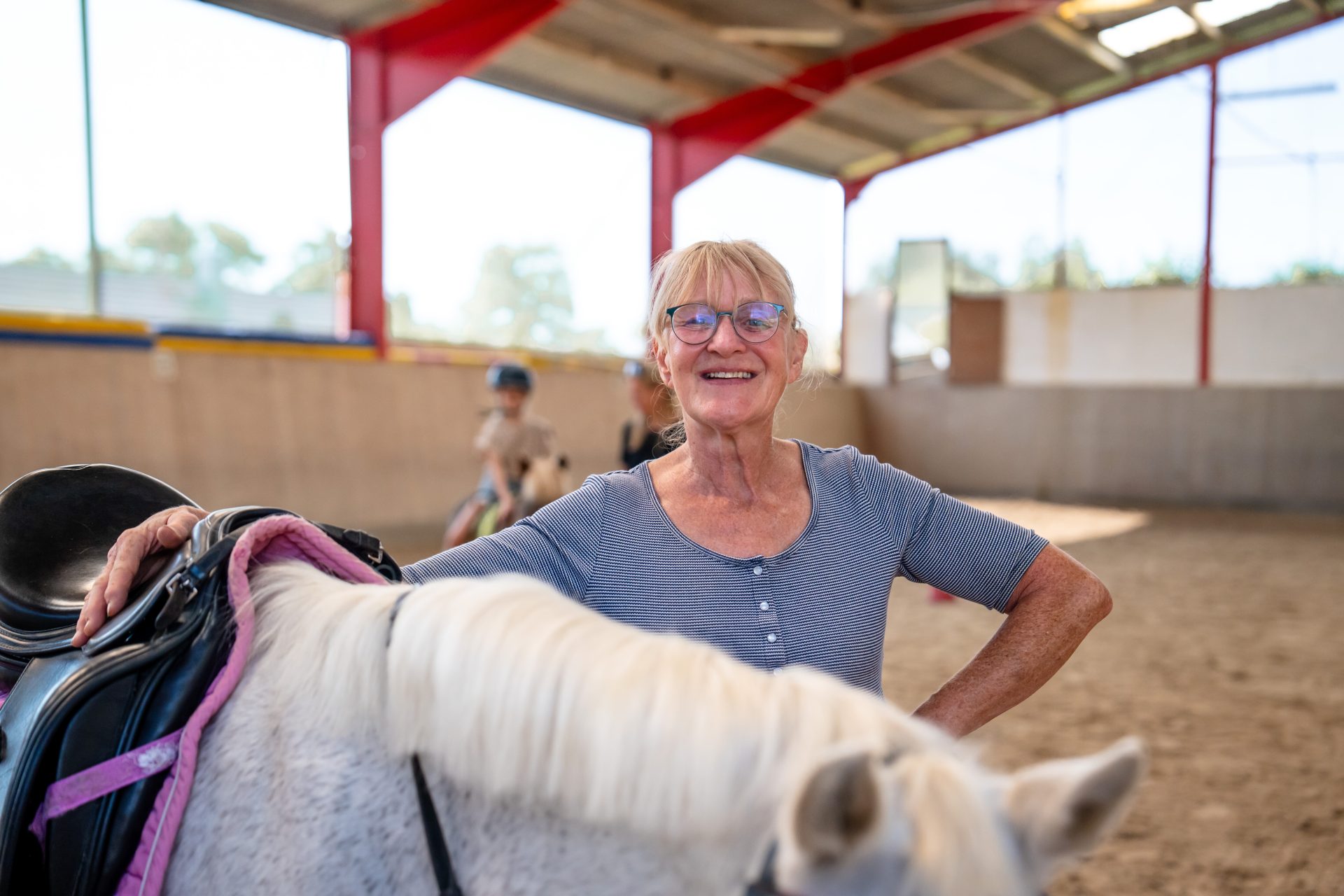 Amelie Pfeiffer mit einem ihrer Ponys in der Reithalle des Ferienhofes