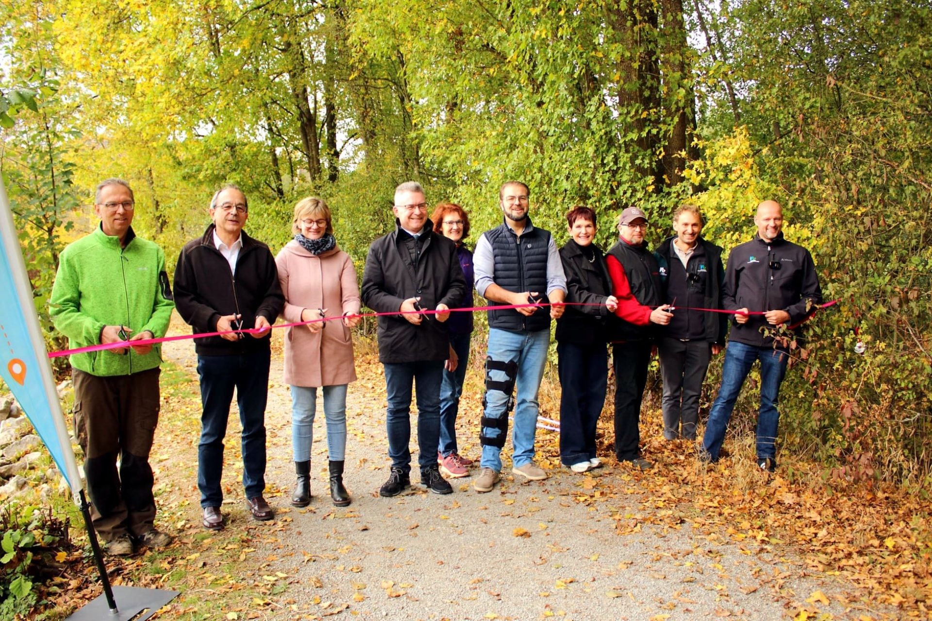 Einweihung Komfort-Wanderweg. Das Foto zeigt v.l.n.r.: Forstrevierleiter Stadt Buchen Bernhard Linsler, Bürgermeister Stadt Buchen Roland Burger, Fachbereichsleiterin Stadt Buchen Sarah Wörz, Landrat Neckar-Odenwald-Kreis Dr. Achim Brötel, Wegewartin Naturpark Elisabeth Schönit, Beigeordneter Stadt Buchen Benjamin Laber, Behindertenbeauftragte Neckar-Odenwald-Kreis Jutta Schuele, Vorsitzender Odenwaldklub Buchen Karl-Heinz Wörner, Projektleiter Naturpark Raffael Manzl, Geschäftsführer Naturpark Paul Siemes.