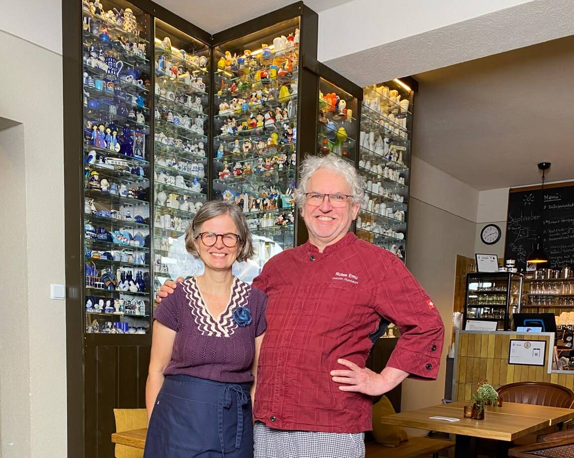 Birgit und Joachim Plumbaum im Café Rotes Emu vor der Salz- und Pfefferstreuer-Sammlung